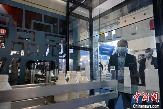 圖為第三屆中國·滄縣塑料中空制品展覽會現(xiàn)場。