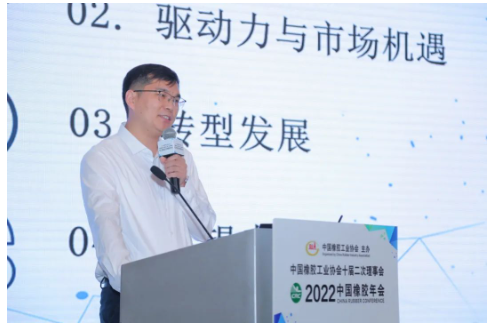 作為一家以傳統(tǒng)智能裝備制造起家的上市公司，萬(wàn)向新元科技股份有限公司積極響應(yīng)并踐行綠色制造理念，融合5G工業(yè)互聯(lián)網(wǎng)解決方案，已打造廢舊輪胎循環(huán)利用解決方案、光伏硅材料提純等行業(yè)循環(huán)經(jīng)濟(jì)應(yīng)用的成功案例。新元科技副總經(jīng)理張輝帶來(lái)了《實(shí)現(xiàn)綠色低碳發(fā)展，踐行企業(yè)責(zé)任擔(dān)當(dāng)》的報(bào)告。