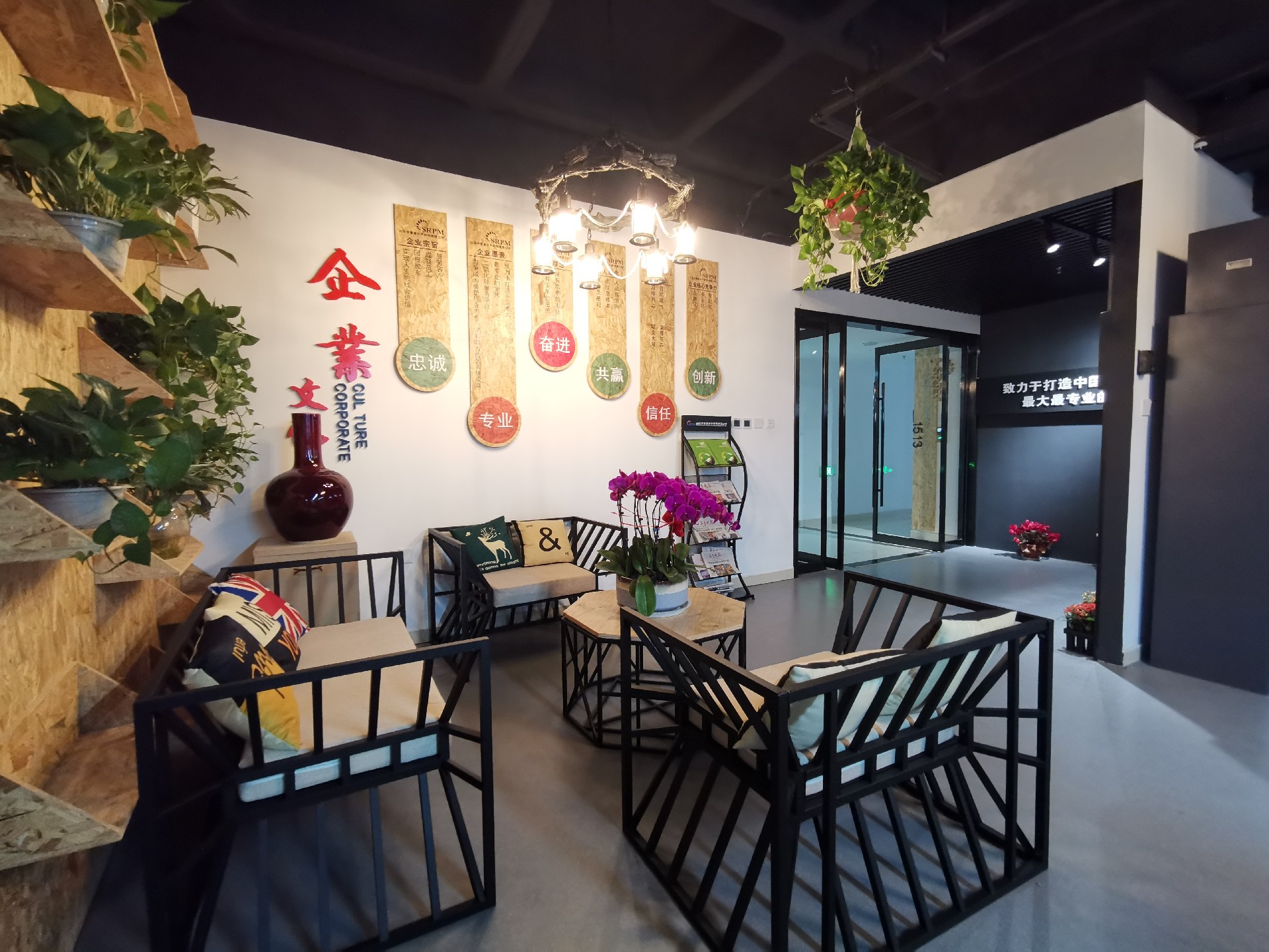 山東中橡將以此評(píng)定為契機(jī)，繼續(xù)深入開展兩化融合建設(shè)，不斷實(shí)現(xiàn)企業(yè)管理、業(yè)務(wù)運(yùn)作、信息建設(shè)等關(guān)鍵領(lǐng)域的技術(shù)創(chuàng)新，打造平臺(tái)化、集成化、智能化等兩化融合新格局，為更好的服務(wù)國(guó)內(nèi)橡塑行業(yè)和公司的持續(xù)高質(zhì)量創(chuàng)新發(fā)展不斷賦能。