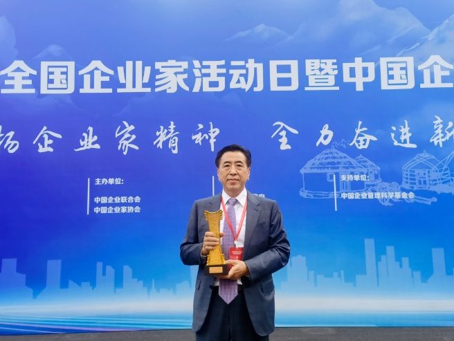 原隸屬化工部的青島科技大學，是我國第一家設立橡膠學科專業(yè)的高校，也是亞洲唯一的一所橡膠專業(yè)門類最全的高等院校，被譽為中國橡膠工業(yè)的“黃埔”，培養(yǎng)了中國橡膠領域一半以上的技術和管理人才，袁仲雪就是其中之一