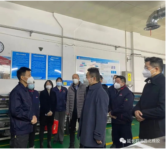 1月12日下午，陜西省國資委副主任崔詩越在延長石油集團(tuán)黨委副書記陳琦的陪同下，走訪慰問了西橡公司生活困難黨員，為他們送去了慰問金和新春祝福及問候，傳遞了黨組織的關(guān)懷和溫暖。西橡公司黨委副書記、總經(jīng)理張航偉及副總經(jīng)理賀莉莉、寧博陪同。
