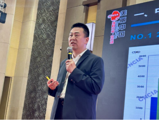 中國涂料工業(yè)協(xié)會(huì)秘書長劉杰作為論壇嘉賓之一，提出了中國涂料行業(yè)的趨勢(shì)及寧波涂料產(chǎn)業(yè)發(fā)展建議。他認(rèn)為，未來涂料行業(yè)將由發(fā)展大范圍增量的時(shí)代轉(zhuǎn)變?yōu)榉€(wěn)中求進(jìn)。他預(yù)測，未來5-10年，低VOCs含量的涂料以及溶劑型高固體分涂料將是發(fā)展的趨勢(shì)。同時(shí)，他建議寧波涂料企業(yè)積極順應(yīng)行業(yè)發(fā)展趨勢(shì)，以綠色、專業(yè)、精細(xì)、高效實(shí)現(xiàn)穩(wěn)中求進(jìn)發(fā)展之路。