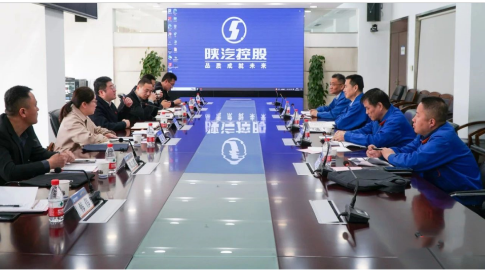 延長橡膠公司總經(jīng)理張航偉一行到陜西汽車控股集團有限公司參觀交流。雙方就全面深化戰(zhàn)略合作事宜進行了座談。