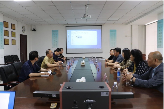 隨后，一行人到達耐斯特炭黑公司，在辦公樓三樓會議室組織了交流會。會上，他們詳細了解了耐斯特炭黑公司自2009年以來取得的成績和科研成果，并實地查看了炭黑生產工藝流程和現(xiàn)場管理工作等。據炭黑產業(yè)網了解，這次考察旨在為未來的合作框架鋪墊基礎。