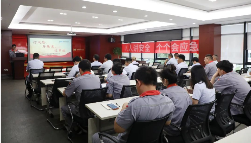 為進(jìn)一步推動企業(yè)安全生產(chǎn)責(zé)任，提升安全管理水平，并響應(yīng)全國第22個“安全生產(chǎn)月”的號召，建新趙氏科技有限公司召開了“2023年安全生產(chǎn)月啟動會”。本次活動以“人人講安全、個個會應(yīng)急”為主題，旨在提高全員的風(fēng)險隱患排查整改質(zhì)量、安全意識和避險逃生能力。