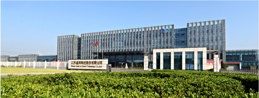 通用股份在實現(xiàn)數(shù)字化轉(zhuǎn)型和創(chuàng)新制造方面取得了顯著的成績。2019年，公司以半鋼乘用車胎項目為起點，率先打造了半鋼“黑燈”工廠，通過“工廠大腦”指揮中心實現(xiàn)了全過程的智能化生產(chǎn)。此后，通用股份又成功打造了全鋼三廠，通過大數(shù)據(jù)、云計算和人工智能等技術(shù)實現(xiàn)了全領(lǐng)域智能化、全過程自動化和全物流智聯(lián)化的生產(chǎn)模式，大幅提升了工廠生產(chǎn)效率，同時降低了用工成本。