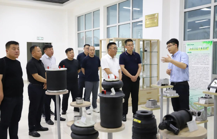 隨后，葉永興一行參觀了美晨工業(yè)集團的黨群文化長廊、產(chǎn)品展廳、生產(chǎn)現(xiàn)場和研發(fā)中心。他們對公司取得的成就和發(fā)展給予了高度認可，并對美晨工業(yè)集團的發(fā)展前景表示了期待。