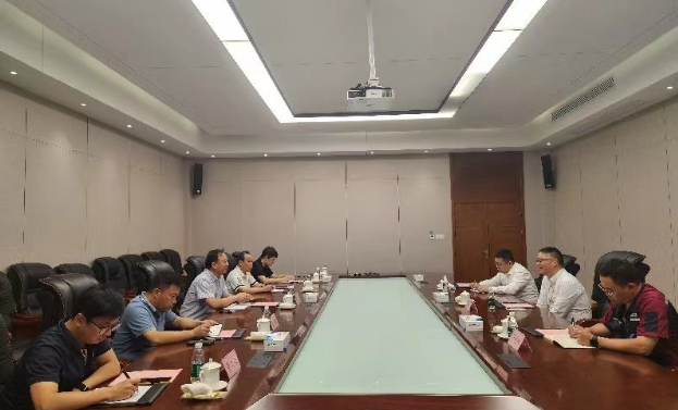 隨后，調(diào)研組一行召開了座談會，圍繞浦林成山近幾年遭受國外貿(mào)易救濟調(diào)查、應對國際貿(mào)易摩擦的情況進行交流和探討，指導企業(yè)如何應對國際貿(mào)易摩擦，幫助開拓國際市場，規(guī)避貿(mào)易風險。