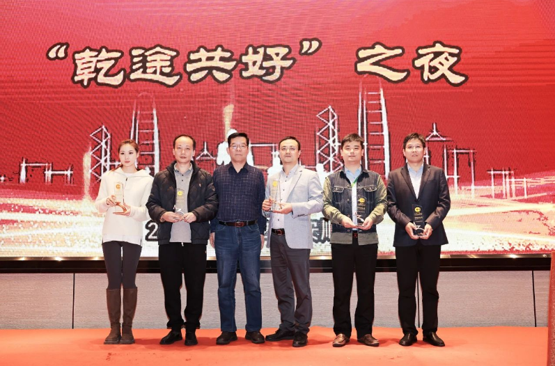 李衛(wèi)東會(huì)長(zhǎng)為本次大會(huì)給予大力支持的單位頒發(fā)了“特殊貢獻(xiàn)獎(jiǎng)”獎(jiǎng)杯。這次以“穩(wěn)鏈、延鏈、強(qiáng)鏈”為主題的會(huì)議，成功為我國(guó)輪胎循環(huán)利用行業(yè)探索了新的路徑，為產(chǎn)業(yè)鏈的優(yōu)化升級(jí)貢獻(xiàn)了新的智慧。