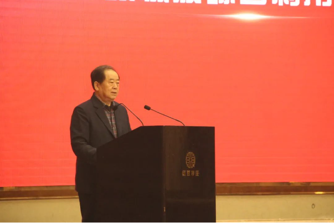  中橡協廢橡膠綜合利用分會理事長呂務民在開場致辭中，基于廢橡膠綜合利用行業(yè)現狀，以“加快轉型升級實踐高質量發(fā)展”為主題，提出了化解原材料壓力、樹立品牌意識、加快綠色轉型、加強溝通穩(wěn)定市場等方面的建議。